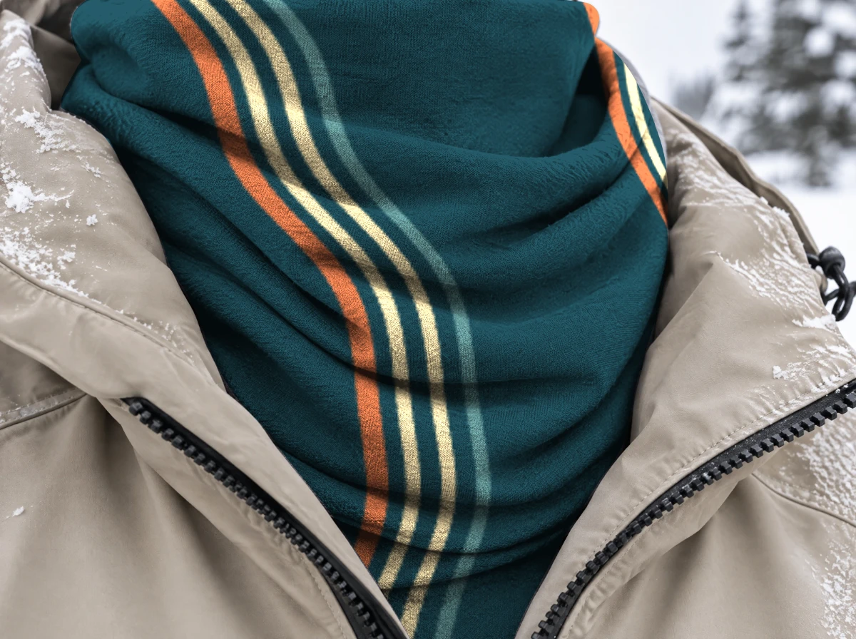 Detail van een zachte petrol nekwarmer met retrostrepen, gedragen bij een winterjas
